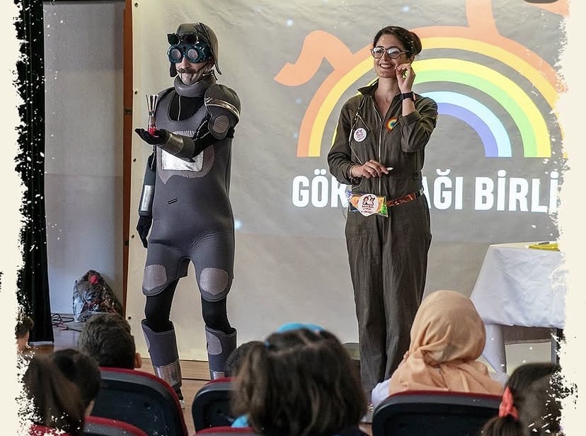 Şehrin Akıllı Çocukları · Gösteriden bir sahne